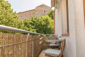 Balkón alebo terasa v ubytovaní Castle View Apartment with free parking