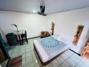 a bedroom with a bed and a table and a chair at Nomada's Digital in Manuel Antonio