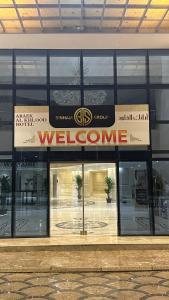 ARAEK AL KHLOOD HOTEL في مكة المكرمة: علامة ترحيب على واجهة المبنى