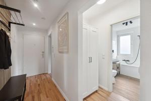 a white bathroom with a toilet and a sink at Amalfi Apartments A01 - gemütliche 2 Zi-Wohnung mit Boxspringbetten und smart TV in Kaiserslautern