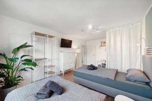 sala de estar con cama y sofá en Amalfi Apartments A01 - gemütliche 2 Zi-Wohnung mit Boxspringbetten und smart TV, en Kaiserslautern