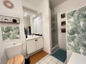 La salle de bains est pourvue d'une douche et de toilettes. dans l'établissement Studio Bienvenue - Louez L'Esprit Libre !, à Bussy-Saint-Georges
