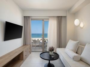 Televízia a/alebo spoločenská miestnosť v ubytovaní Iperion Beach Hotel