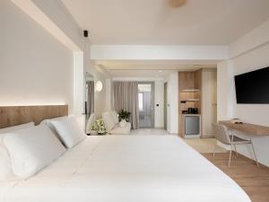 Televízia a/alebo spoločenská miestnosť v ubytovaní Iperion Beach Hotel