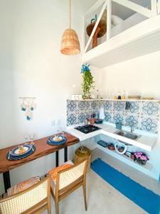 een keuken met blauwe en witte tegels op de muur bij Recanto da Sossô in Corumbau