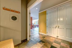 Photo de la galerie de l'établissement The Royal Suite - Village Penthouse, Private Hot Tub with Mountain Views, à Whistler