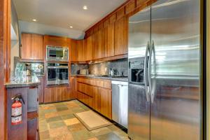 Photo de la galerie de l'établissement The Royal Suite - Village Penthouse, Private Hot Tub with Mountain Views, à Whistler