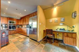 Photo de la galerie de l'établissement The Royal Suite - Village Penthouse, Private Hot Tub with Mountain Views, à Whistler