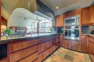 Photo de la galerie de l'établissement The Royal Suite - Village Penthouse, Private Hot Tub with Mountain Views, à Whistler