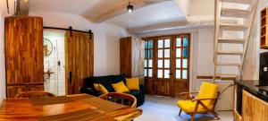 uma sala de estar com uma mesa de madeira e um sofá em La Passion by Masaya em Cartagena de Indias