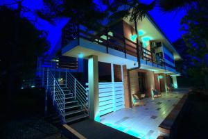 een huis met een trap die er 's nachts naartoe leidt bij B&B LE MAGNOLIE in Termoli