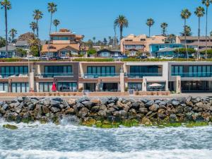 Una vista de un complejo turístico desde el agua. en 19 Feet to the Water - Luxury Oceanfront Home, en Oceanside