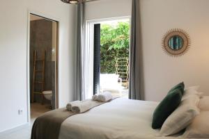 ポルティシオにあるLes Suites d'Agostaのタオルが敷かれたベッドのある寝室 +60枚の写真