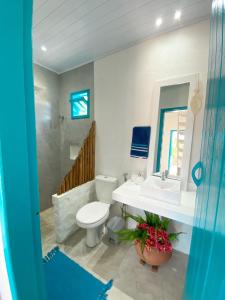 een badkamer met een toilet en een wastafel bij Recanto da Sossô in Corumbau