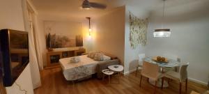 een kleine kamer met een tafel en een tafel en een eetkamer bij Acantilados de Los Gigantes, Islas Canarias, España in Acantilado de los Gigantes +70 foto's