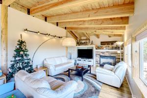 una sala de estar con muebles blancos y un árbol de Navidad en Mountaintop Serenity Pines, en Brian Head