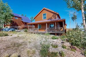 Casa de madera grande con porche en Mountaintop Serenity Pines, en Brian Head