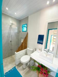 ein Bad mit einem WC und einem Waschbecken in der Unterkunft Recanto da Sossô in Corumbau