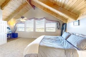 een slaapkamer met een groot bed in een kamer met ramen bij Mountaintop Serenity Pines in Brian Head