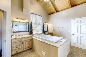 Un baño con bañera, lavabo y ventana. en Mountaintop Serenity Pines, en Brian Head 25 fotos más