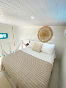 a bedroom with a bed in the middle of a boat at Recanto da Sossô in Corumbau
