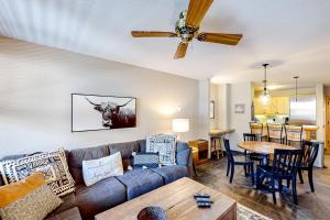 una sala de estar con un sofá y una mesa en Trappeurs Lodge 1107, en Steamboat Springs