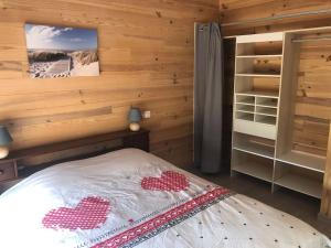 um quarto com uma cama com corações em Chez Floflo em Rion-des-Landes