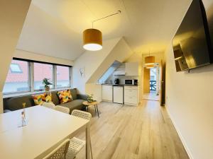 uma sala de estar com um sofá e uma mesa em aday - Great 1 bedroom central apartment em Hjørring