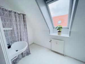 baño con lavabo y ventana en aday - Great 1 bedroom central apartment, en Hjørring