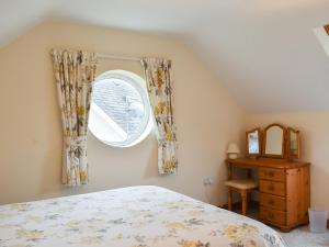 um quarto com uma cama e uma janela em Ty Mawr 2 - Uk36549 em Nantlle