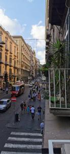 Un groupe de personnes marchant dans une rue urbaine animée dans l'établissement Casa vacanze La Tianella, à Naples