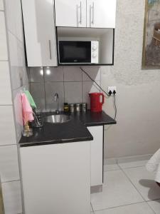 Una cocina o cocineta en The Croc Guest house