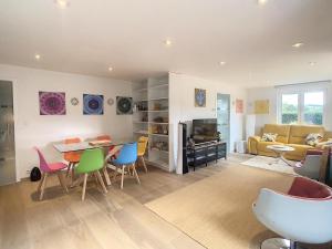 a living room with a table and chairs and a couch at Appartement au calme - Duplex 3 CH - 5 pers avec piscine intérieure 32C Namur - 5 min E42 sortie 12 Namur Ouest in Floreffe