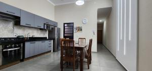 eine Küche mit einem Tisch und Stühlen in der Unterkunft Casa em Brotas in Brotas
