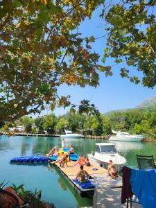 eine Gruppe von Menschen, die auf einem Dock im Wasser sitzen in der Unterkunft Hostel best offer in Dubrovnik