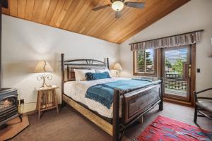 um quarto com uma cama e um tecto de madeira em Good Medicine Lodge em Whitefish
