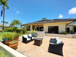 Aed väljaspool majutusasutust Coral Hale 5br 3ba Luxury Home, AC, Hot Tub and Stunning Views