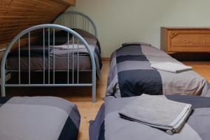 a room with two bunk beds and a bedskirts at Viesu nams “Kalna Raskumi” in Vecpiebalga
