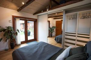 um quarto com uma cama e uma porta de vidro deslizante em New Cozy Central Scandinavian Skylight House em Horsens