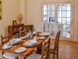 comedor con mesa de madera y sillas en Bay View en Whitley Bay