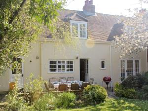 a table and chairs in front of a house at The Bothy in Lymington