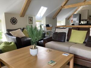 sala de estar con sofá y mesa en Cuthbert Cottage - W43224, en Belford