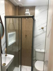 Et badeværelse på Kit pé na areia - Praia do Gonzaguinha - São Vicente - Wifi, TV e Ar condicionado + 8 billeder