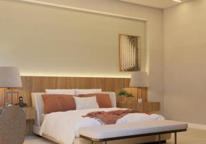 a bedroom with a large bed with a wooden headboard at Roma Hotel by H Hotéis - Airport in Brasilia