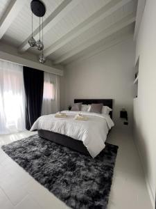 ein Schlafzimmer mit einem großen Bett und einem schwarzen Teppich in der Unterkunft VICOLO SAN GAETANO -luxury rooms- in Catania