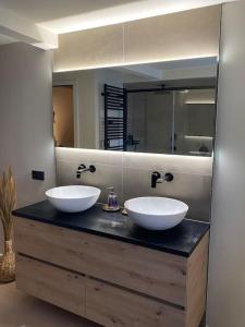 a bathroom with two sinks and a large mirror at Maison de ville - 4 personnes - Ô coeur de Spa in Spa