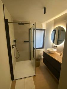 uma casa de banho com uma cabina de duche em vidro e um lavatório. em Maison de ville - 4 personnes - Ô coeur de Spa em Spa
