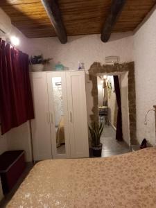 Schlafzimmer mit einem Bett und einem Spiegel in der Unterkunft La Grotta in Neapel