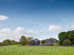 a field with houses in the middle of a field at Swift Cottage - Ukc3435 in Newton Abbot