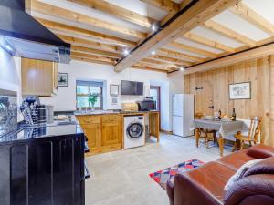 een keuken en een woonkamer met een bank en een tafel bij The Wool Loft - Uk31410 in Outhgill